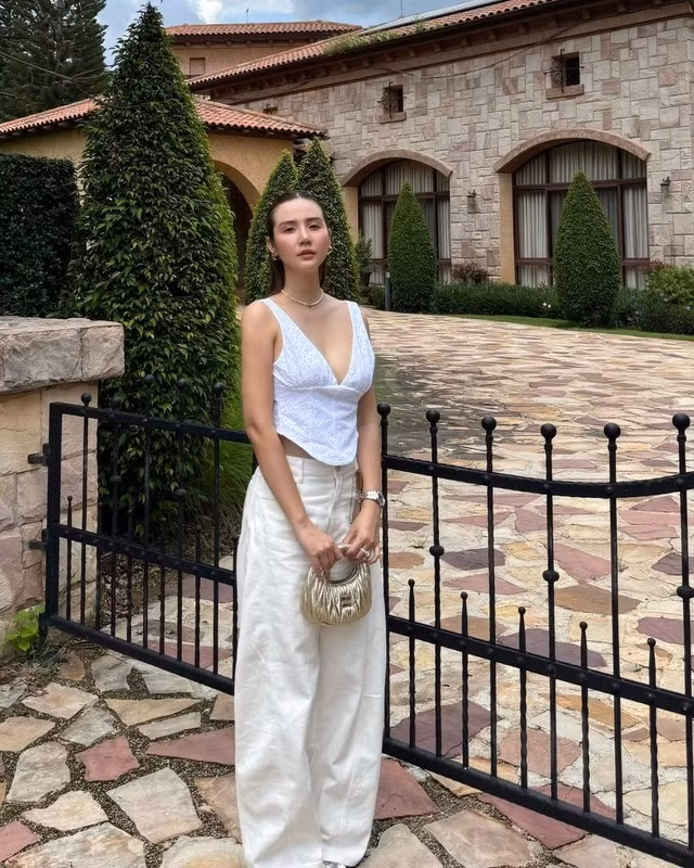 Huyền Lizzie đã diện áo corset gợi cảm theo cách đầy cá tính, phóng khoáng. Cô kết hợp item này với quần denim trắng ống suông.