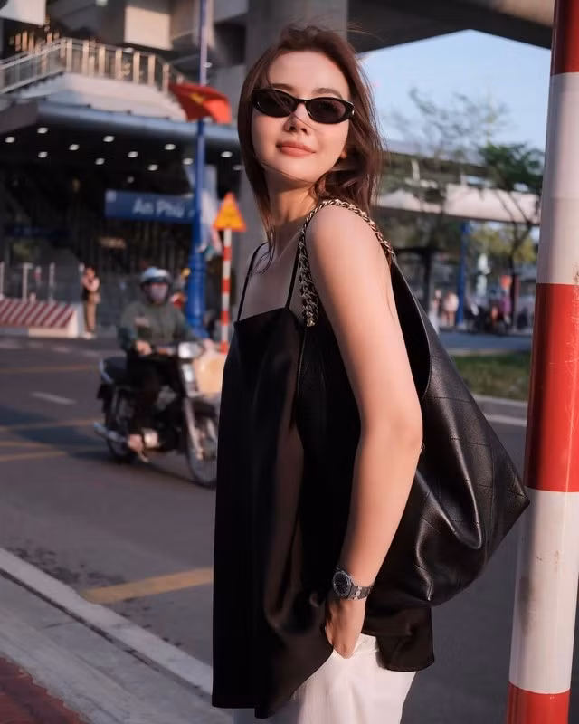 Huyền Lizzie diện công thức rất đơn giản gồm áo hai dây lụa màu đen, quần trắng nhưng vẻ ngoài của cô vẫn rất hút mắt. Bộ cánh này toát lên nét sang trọng, nữ tính.