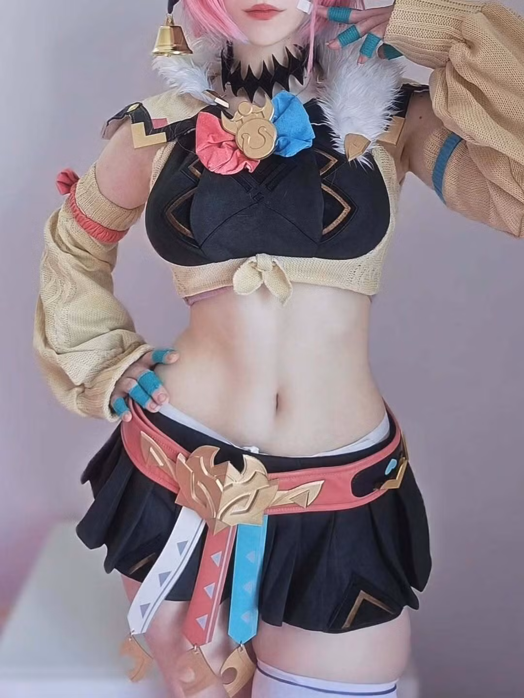 Điểm nhấn đặc biệt nhất có lẽ là thần thái của Vesani.cos. Cô đã thể hiện được sự tinh nghịch, dễ thương nhưng cũng không kém phần mạnh mẽ của Varesa, với đôi mắt to tròn, nụ cười nửa miệng và những biểu cảm đầy sức hút.