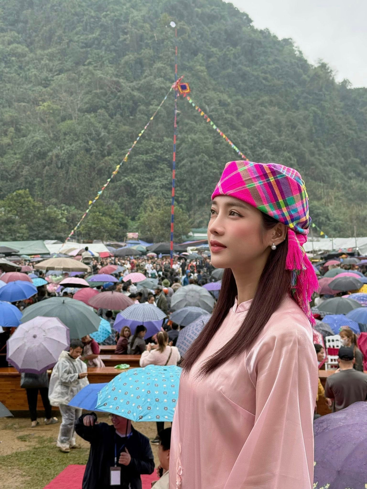 Chơi hội đầu năm từ lâu đã trở thành nét sinh hoạt văn hóa quen thuộc của nhiều vùng quê. Đây không chỉ là dịp vui xuân, cầu may mà còn là thời điểm để người trẻ trở về, hòa mình vào nhịp sống cộng đồng. Việc Trình Mỹ Duyên xuất hiện trong không gian ấy mang đến cảm giác thân thuộc, gợi nhắc hình ảnh những cô gái trẻ trở về quê nhà sau một năm bận rộn.