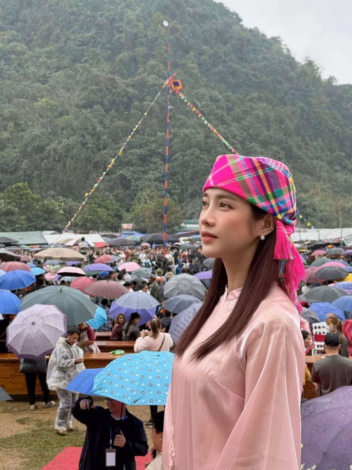 Chơi hội đầu năm từ lâu đã trở thành nét sinh hoạt văn hóa quen thuộc của nhiều vùng quê. Đây không chỉ là dịp vui xuân, cầu may mà còn là thời điểm để người trẻ trở về, hòa mình vào nhịp sống cộng đồng. Việc Trình Mỹ Duyên xuất hiện trong không gian ấy mang đến cảm giác thân thuộc, gợi nhắc hình ảnh những cô gái trẻ trở về quê nhà sau một năm bận rộn.