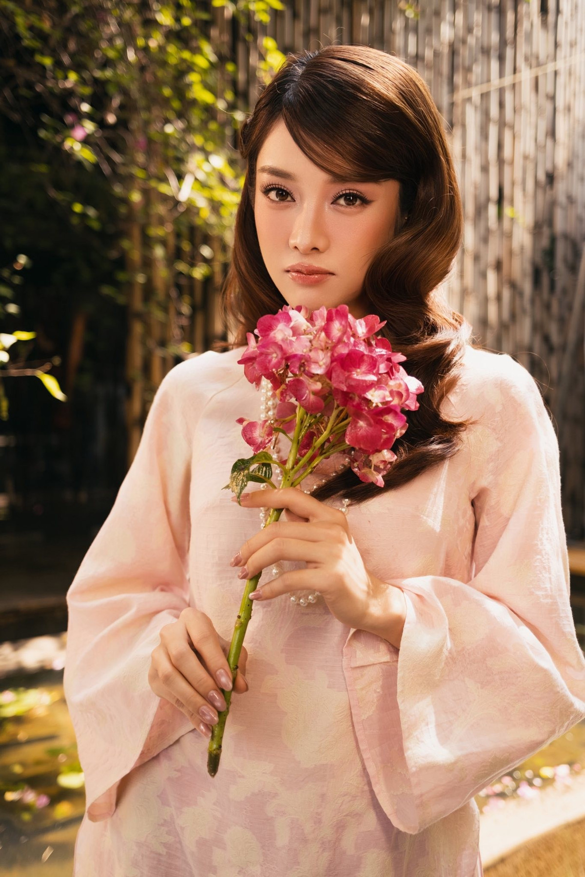 Có thể nói, lần về quê chơi hội này đã giúp Trình Mỹ Duyên ghi dấu ấn đẹp trong mắt công chúng. Nhan sắc đời thường, hòa quyện cùng không khí lễ hội truyền thống, tạo nên một hình ảnh vừa gần gũi vừa cuốn hút. Và đôi khi, chính những khoảnh khắc giản đơn như thế lại là điều khiến người ta nhớ lâu nhất.