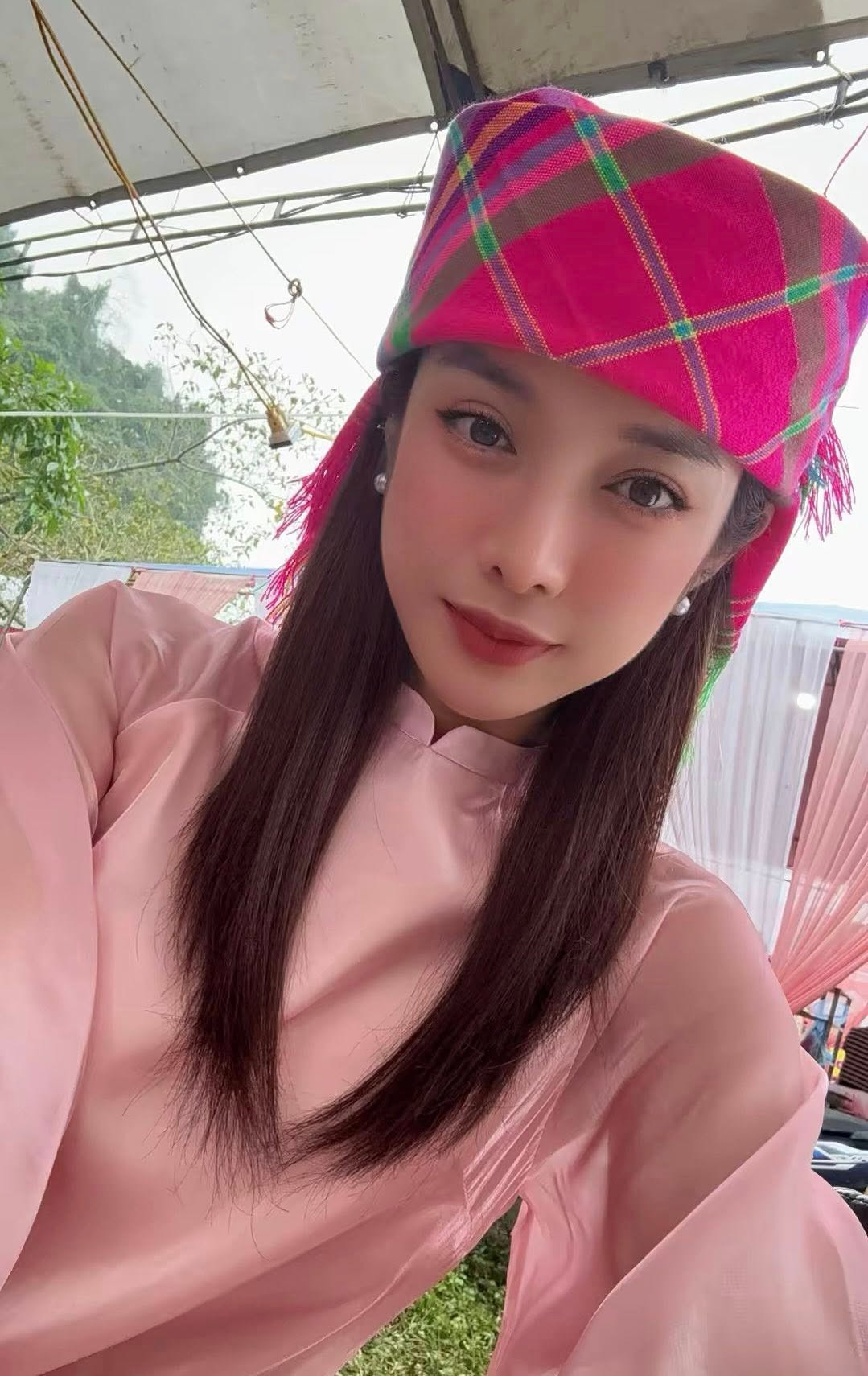 Trên mạng xã hội, loạt ảnh nhanh chóng nhận về nhiều lượt yêu thích và bình luận. Phần lớn ý kiến dành lời khen cho nhan sắc “miễn chê”, thậm chí cho rằng vẻ đẹp của Trình Mỹ Duyên càng nổi bật khi đặt trong bối cảnh đời thường, không ánh đèn sân khấu. Một số bình luận hài hước còn ví cô như “nàng thơ giữa phiên chợ hội”.