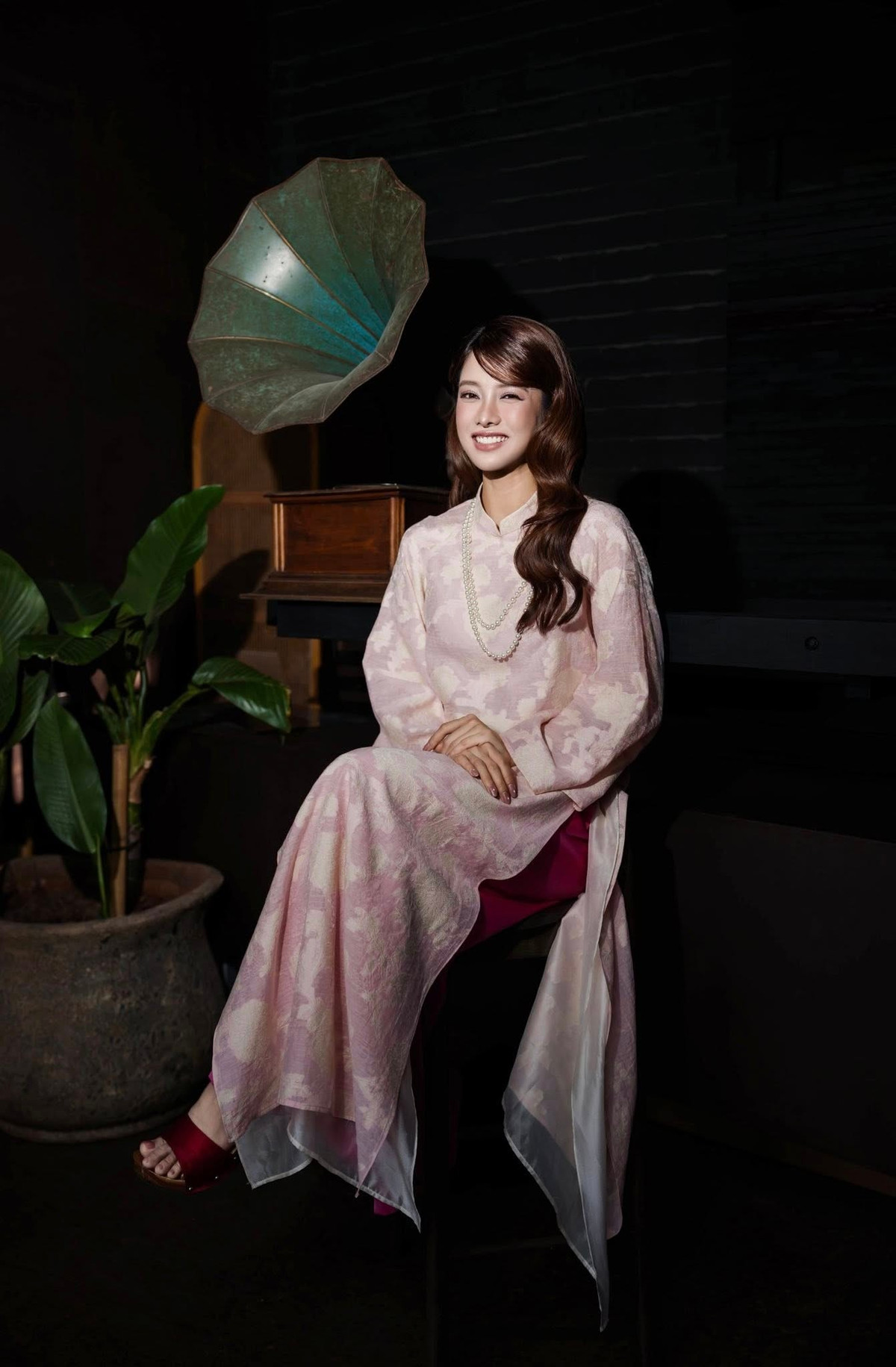 Giữa nhịp sống hiện đại, những hình ảnh mang màu sắc truyền thống luôn có sức hút riêng. Trình Mỹ Duyên, với nhan sắc dịu dàng và phong cách giản dị, đã vô tình trở thành điểm nhấn giữa không gian lễ hội đông đúc. Không cần quá nhiều chi tiết cầu kỳ, chỉ một khoảnh khắc tự nhiên cũng đủ để lại ấn tượng.