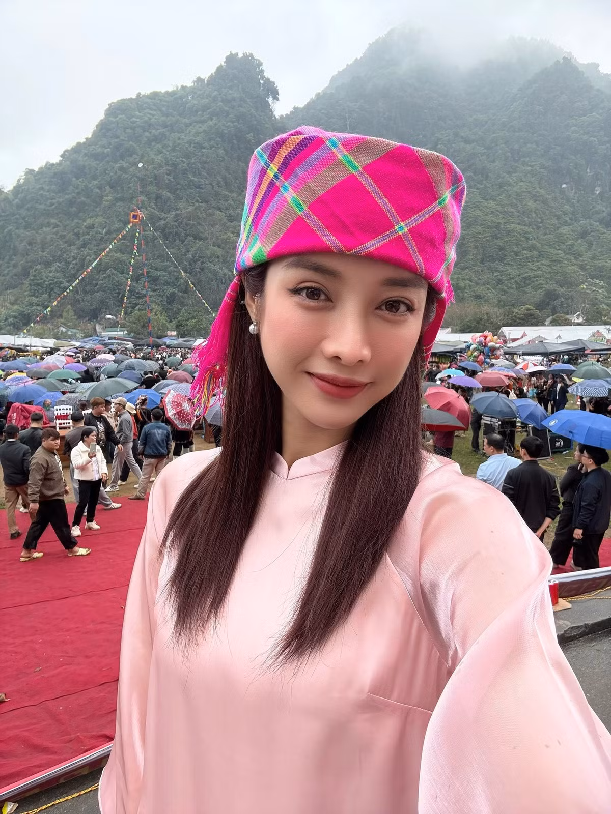 Giữa không khí rộn ràng của những ngày đầu xuân, hình ảnh Trình Mỹ Duyên về quê chơi hội nhanh chóng thu hút sự quan tâm của cộng đồng mạng. Không cần trang phục cầu kỳ hay phong cách quá trau chuốt, cô gái trẻ vẫn nổi bật giữa dòng người đông đúc nhờ nhan sắc hài hòa cùng thần thái nhẹ nhàng, tự nhiên.