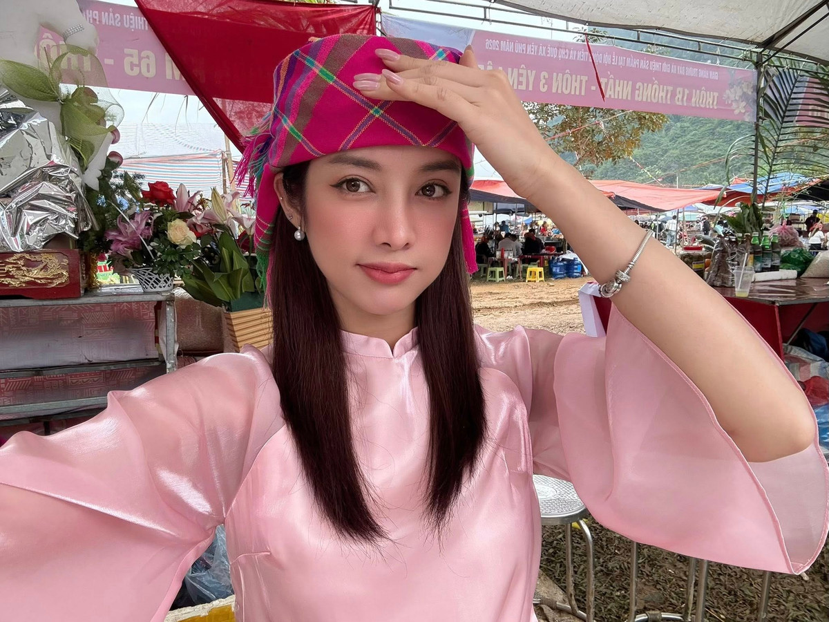 Dù không đứng ở vị trí trung tâm hay tạo dáng cầu kỳ, Mỹ Duyên vẫn dễ dàng thu hút ánh nhìn. Nhiều cư dân mạng cho rằng, vẻ đẹp đời thường như vậy mới là yếu tố khiến hình ảnh lan tỏa nhanh chóng.