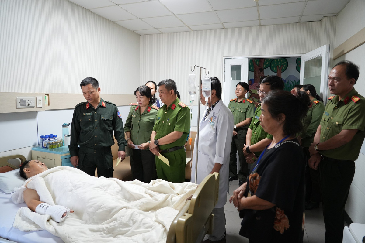 Đại tá Đậu Xuân Bảo, Phó Giám đốc Công an tỉnh Lâm Đồng đã tổ chức đoàn đến thăm hỏi, động viên Thiếu tá Phạm Nguyễn Đức Lâm, cán bộ Công an phường Mũi Né bị thương trong khi thi hành nhiệm vụ.