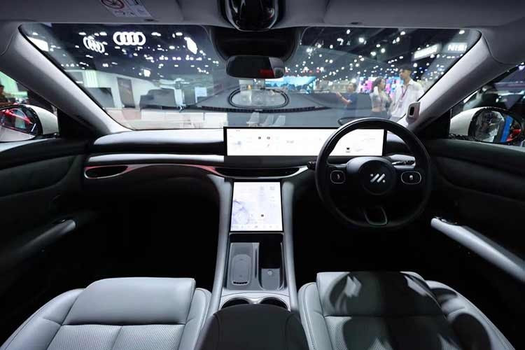 Nội thất của MG IM5 cũng khá ấn tượng với những bề mặt bọc da tổng hợp mềm mại, đầy đặn và cụm điều khiển trung tâm rộng, dốc nhẹ. Xe sở hữu ghế lái chỉnh điện 12 hướng/hỗ trợ thắt lưng, ghế phụ lái chỉnh điện 6 hướng...