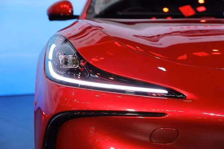 Xe có tay nắm cửa thiết kế dạng ẩn, gương chiếu hậu không khung và cụm đèn hậu mỏng tích hợp vào cánh gió nhỏ ở phía sau với phong cách hiện đại hơn.