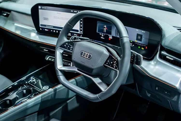 Bên trong Audi Q3 2026 là không gian nội thất được áp dụng triết lý thiết kế lấy người lái làm trung tâm, kết hợp với công nghệ hiện đại. Điều này được thể hiện qua màn hình cong bao quanh người lái, gồm bảng đồng hồ kỹ thuật số Audi Virtual Cockpit Plus 11,9 inch và màn hình cảm ứng trung tâm MMI 12,8 inch.