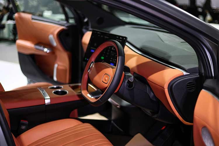 Các tính năng khác bao gồm: vô-lăng chỉnh điện, ghế trước không trọng lực có làm mát, băng ghế sau gập tỷ lệ 60:40, hệ thống chiếu sáng 256 màu, điều hòa tự động hai vùng, hệ thống âm thanh 18 loa và bộ sạc không dây 50W.