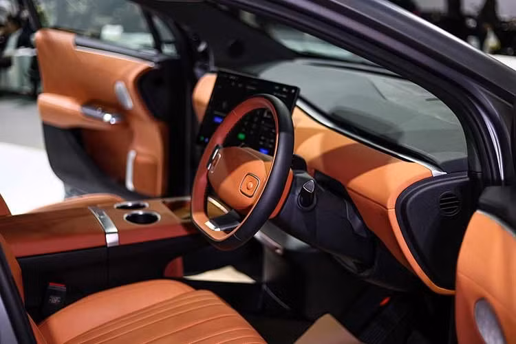 Các tính năng khác bao gồm: vô-lăng chỉnh điện, ghế trước không trọng lực có làm mát, băng ghế sau gập tỷ lệ 60:40, hệ thống chiếu sáng 256 màu, điều hòa tự động hai vùng, hệ thống âm thanh 18 loa và bộ sạc không dây 50W.