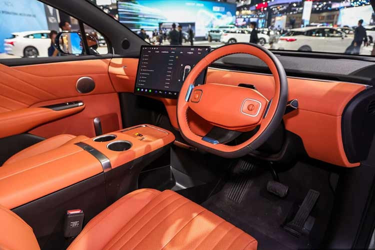 Deepal E07 đồng thời thể hiện rõ cá tính riêng thay vì chạy theo xu hướng xe điện hiện nay. Mẫu xe này gợi nhớ đến những ý tưởng táo bạo như Subaru Baja, nhưng được nâng tầm với công nghệ điện hóa hiện đại.