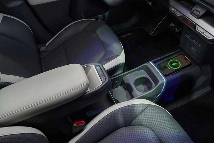 Trong khi đó, bản GT-Line có giá từ 36.890 Euro (khoảng 1,12 tỷ đồng) cho bản 5 chỗ với pin 61 kWh và mô-tơ điện mạnh 135 mã lực. Ở cấu hình 4 chỗ với cùng hệ truyền động, xe có giá cao nhất, lên đến 37.190 Euro (khoảng 1,13 tỷ đồng). Cả hai đều có phạm vi hoạt động 413 km theo công bố của nhà sản xuất.