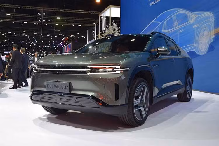 Tại thị trường Thái Lan, trong thời gian ưu đãi, Deepal E07 có giá 1,599 triệu baht (46.600 USD - hơn 1,21 tỷ đồng) cho phiên bản Plus, trong khi bản Performance AWD có giá 1,999 triệu baht (58.300 USD - hơn 1,52 tỷ đồng). Sau khi kết thúc chương trình, cả hai phiên bản sẽ tăng thêm 100 nghìn baht (3.000 USD).