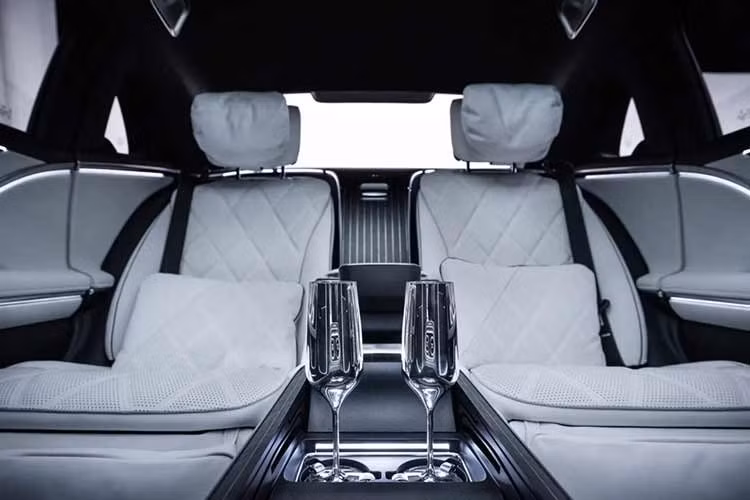 Với sự hỗ trợ từ trí tuệ nhân tạo và điện toán đám mây của Microsoft và Google, chiếc xe có khả năng hiểu các câu lệnh tự nhiên và học hỏi thói quen của người dùng. Hệ thống AI có thể tự động gợi ý điểm đến, điều chỉnh nhiệt độ điều hòa dựa trên ngữ cảnh giọng nói hoặc hành vi thường nhật, biến không gian nội thất thành một thực thể thông minh có khả năng tương tác cao.