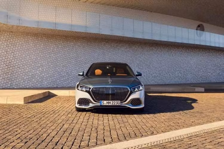 Hệ thống đèn trước và sau được tái thiết kế với họa tiết ngôi sao đặc trưng, tạo nên hiệu ứng thị giác cầu kỳ hơn khi di chuyển trong đêm. Một chi tiết kỹ thuật đáng chú ý ở phần ngoại thất là bộ mâm rèn được hoàn thiện bề mặt chrome bóng.