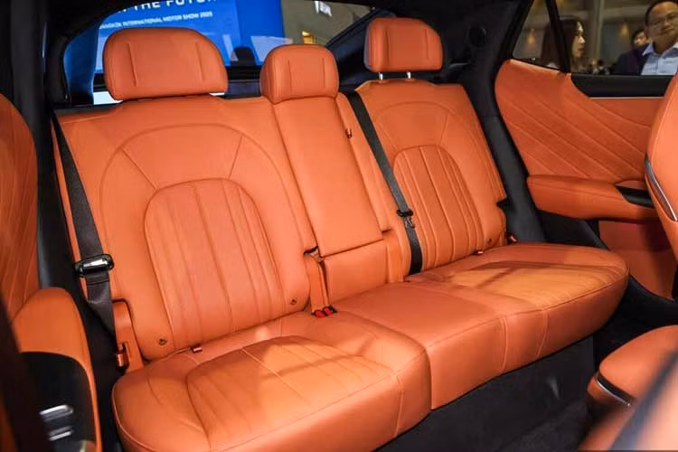 Nội thất của Deepal E07 thiết kế tối giản với bảng điều khiển chủ yếu là màn hình cảm ứng thông tin giải trí 15,6 inch. Không có cụm đồng hồ nào xuất hiện, mà thông tin lái hiển thị trên kính chắn gió (HUD).