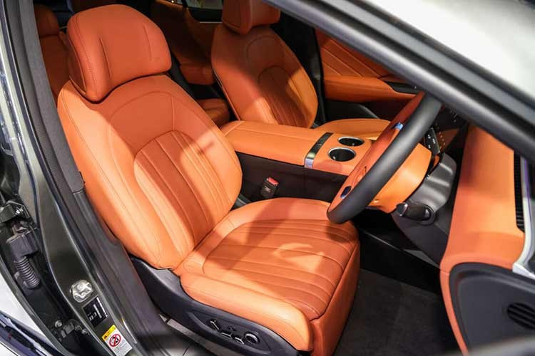 Xe có chiều dài 5.045 mm, rộng 1.996 mm, cao 1.680 mm và chiều dài cơ sở là 3.120 mm. Kích thước tổng thể khá lớn, nhưng chiều dài vẫn ngắn hơn so với các xe bán tải thực sự như Toyota Hilux, Mitsubishi Triton và Isuzu D-Max. Khả năng chịu tải chỉ ở mức 300 kg.