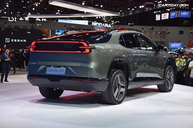 Xe có các túi khí trước, bên và rèm. Màn hình quan sát xung quanh, hỗ trợ đỗ xe tự động, hỗ trợ đỗ xe từ xa, kiểm soát hành trình thích ứng với hỗ trợ tắc đường, giữ làn đường, cảnh báo va chạm phía trước với phanh khẩn cấp tự động, cảnh báo chệch làn, cảnh báo giao thông cắt ngang phía trước...