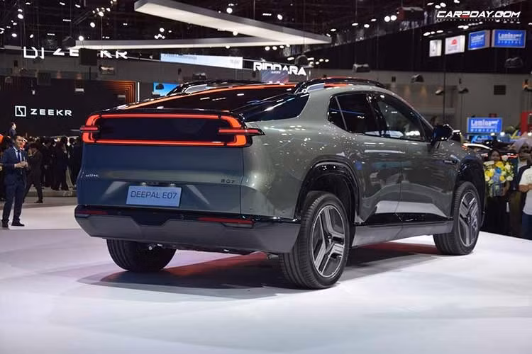 Xe có các túi khí trước, bên và rèm. Màn hình quan sát xung quanh, hỗ trợ đỗ xe tự động, hỗ trợ đỗ xe từ xa, kiểm soát hành trình thích ứng với hỗ trợ tắc đường, giữ làn đường, cảnh báo va chạm phía trước với phanh khẩn cấp tự động, cảnh báo chệch làn, cảnh báo giao thông cắt ngang phía trước...