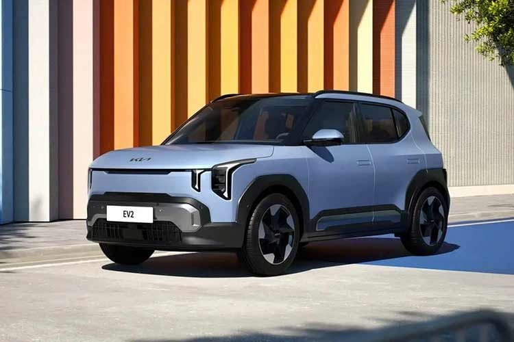 Kia EV2 2026 là mẫu SUV điện cỡ nhỏ, được phát triển theo hướng thuần thực dụng – nhỏ gọn vừa đủ cho sử dụng hàng ngày, đồng thời vẫn đủ không gian cho cả gia đình hoặc nhu cầu chở đồ linh hoạt. Xe hiện đang được sản xuất tại nhà máy ở Slovakia.