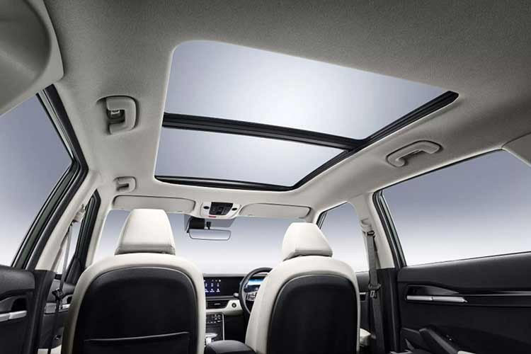 Về vận hành, Seltos mới có nhiều tùy chọn động cơ. Tại một số thị trường, xe được trang bị động cơ xăng 2.0L hút khí tự nhiên công suất 147 mã lực, cùng động cơ 1.6L tăng áp cho công suất 178 hoặc 190 mã lực.