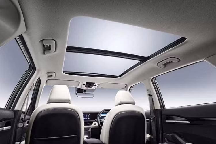 Về vận hành, Seltos mới có nhiều tùy chọn động cơ. Tại một số thị trường, xe được trang bị động cơ xăng 2.0L hút khí tự nhiên công suất 147 mã lực, cùng động cơ 1.6L tăng áp cho công suất 178 hoặc 190 mã lực.