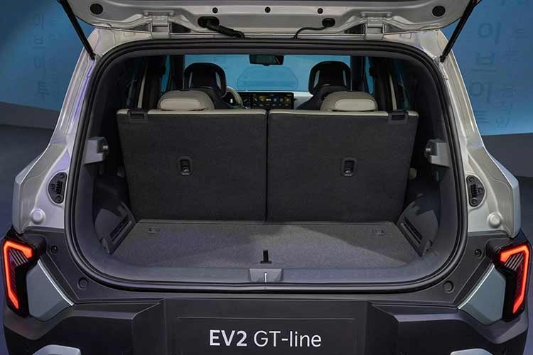 Dù là xe giá rẻ nhưng Kia EV2 vẫn sở hữu trang bị tiện nghi và an toàn khá phong phú. Theo đó, xe được trang bị bố cục 3 màn hình, bao gồm bảng đồng hồ kỹ thuật số, màn hình của hệ thống điều hòa và màn hình cảm ứng trung tâm, trên mặt táp-lô.