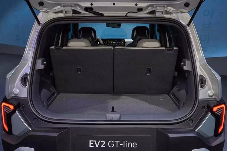 Dù là xe giá rẻ nhưng Kia EV2 vẫn sở hữu trang bị tiện nghi và an toàn khá phong phú. Theo đó, xe được trang bị bố cục 3 màn hình, bao gồm bảng đồng hồ kỹ thuật số, màn hình của hệ thống điều hòa và màn hình cảm ứng trung tâm, trên mặt táp-lô.