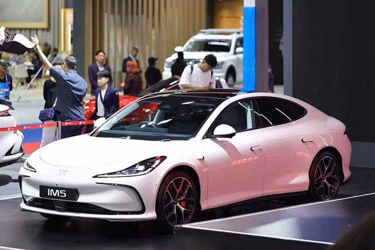 Cuối cùng là những trang bị an toàn như 6 túi khí, camera 360 độ, cảm biến trước/sau, phanh tay điện tử, giữ phanh tự động tạm thời Auto Hold, Cảnh báo áp suất lốp, giám sát người lái, phanh khẩn cấp tự động, đèn pha tự động, kiểm soát hành trình thích ứng, hỗ trợ giữ làn đường, hỗ trợ lệch làn đường, cảnh báo lệch làn, hệ thống hỗ trợ đỗ xe thông minh...