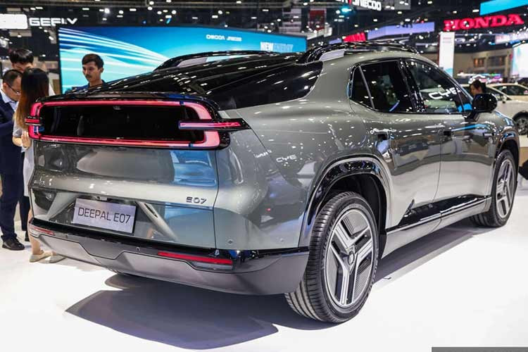 Chỉ với một nút bấm, phần kính phía sau hàng ghế thứ hai sẽ hạ xuống, kính hậu nâng lên và cửa thùng mở ra, biến phần đuôi xe thành một khoang chở hàng thực thụ. Khi gập hàng ghế sau, không gian chứa đồ trở nên dài và phẳng, mang lại trải nghiệm gần với một chiếc bán tải.