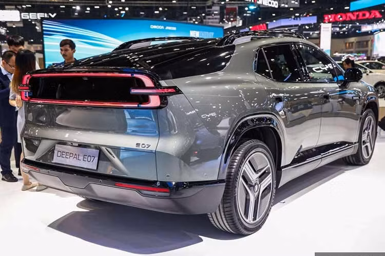 Chỉ với một nút bấm, phần kính phía sau hàng ghế thứ hai sẽ hạ xuống, kính hậu nâng lên và cửa thùng mở ra, biến phần đuôi xe thành một khoang chở hàng thực thụ. Khi gập hàng ghế sau, không gian chứa đồ trở nên dài và phẳng, mang lại trải nghiệm gần với một chiếc bán tải.