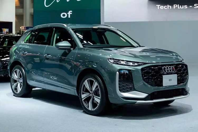 Lần đầu tiên, Audi Q3 được trang bị các công nghệ hỗ trợ lái nâng cao ngay từ phiên bản tiêu chuẩn Tech Plus, gồm hệ thống kiểm soát hành trình thích ứng với chức năng Dừng &amp; Đi và cảnh báo lệch làn đường. Phiên bản Tech Pro được bổ sung các hệ thống như hỗ trợ tránh va chạm với xe cắt ngang phía sau, bảo vệ hành khách chủ động, cảnh báo va chạm khi mở cửa và cảnh báo thay đổi làn đường.