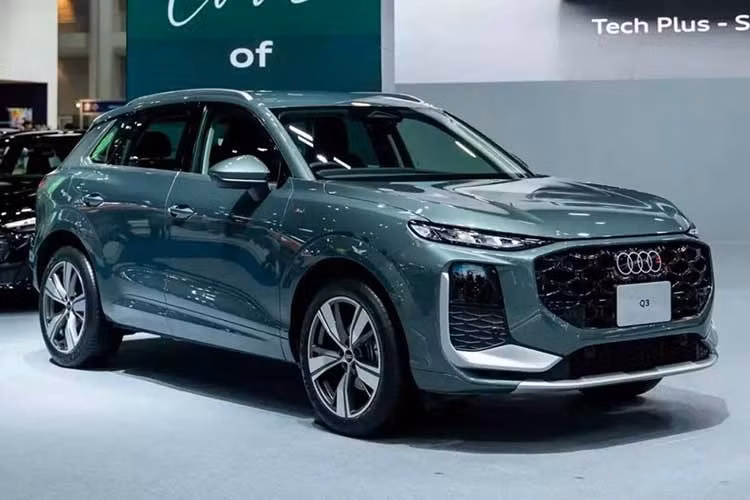 Lần đầu tiên, Audi Q3 được trang bị các công nghệ hỗ trợ lái nâng cao ngay từ phiên bản tiêu chuẩn Tech Plus, gồm hệ thống kiểm soát hành trình thích ứng với chức năng Dừng &amp; Đi và cảnh báo lệch làn đường. Phiên bản Tech Pro được bổ sung các hệ thống như hỗ trợ tránh va chạm với xe cắt ngang phía sau, bảo vệ hành khách chủ động, cảnh báo va chạm khi mở cửa và cảnh báo thay đổi làn đường.