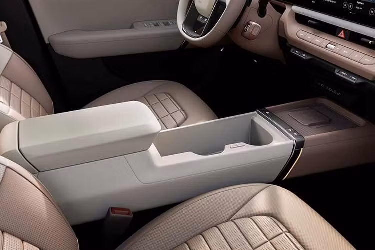 Nhờ kích thước tăng, dung tích khoang hành lý của Kia Seltos 2027 đạt 536 lít. Sàn khoang hành lý hai tầng có thể điều chỉnh nhằm tăng tính linh hoạt trong sử dụng.