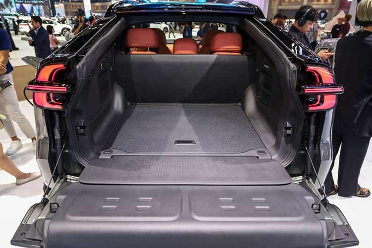 Không chỉ dừng lại ở ý tưởng, Deepal E07 còn sở hữu thông số vận hành ấn tượng. Phiên bản dẫn động cầu sau có công suất khoảng 338 mã lực, trong khi bản AWD hai mô-tơ đạt tới 590 mã lực và 645 Nm mô-men xoắn.