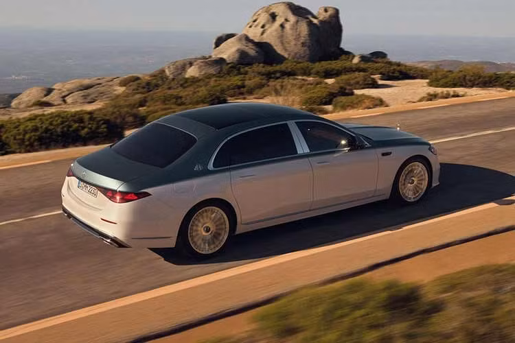 Để đảm bảo sự êm ái tuyệt đối, hệ thống treo chủ động của xe đã được nâng cấp thêm tính năng "đọc" và ghi nhớ dữ liệu mặt đường. Thông qua các cảm biến, xe có thể nhận diện và lưu trữ vị trí các ổ gà hoặc đoạn đường xấu vào bộ nhớ, từ đó tự động điều chỉnh giảm xóc để tối ưu hóa sự thoải mái cho hành khách trong những lần di chuyển sau trên cùng lộ trình.