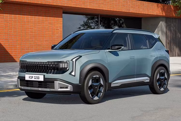 Về thiết kế, Seltos thế hệ mới có nhiều thay đổi theo hướng hiện đại và cứng cáp hơn. Phần đầu xe sử dụng cụm đèn LED tách lớp kết hợp lưới tản nhiệt mở rộng.