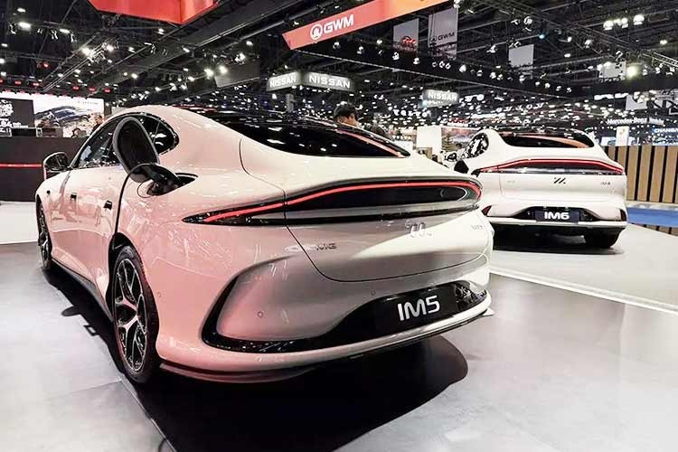 Những công nghệ đáng chú ý khác của xe gồm hệ thống One Touch iAD hỗ trợ đỗ và di chuyển chỉ bằng thao tác chạm; hỗ trợ đỗ sát lề với đánh lái 4 bánh, tự động điều chỉnh khoảng cách; đỗ xe tự động; tự động đưa xe ra khỏi chỗ đỗ hoặc không gian hẹp; tự động lùi xe tối đa 100 m khi gặp đường cụt; và chế độ Crab Mode cho phép 4 bánh quay cùng góc.