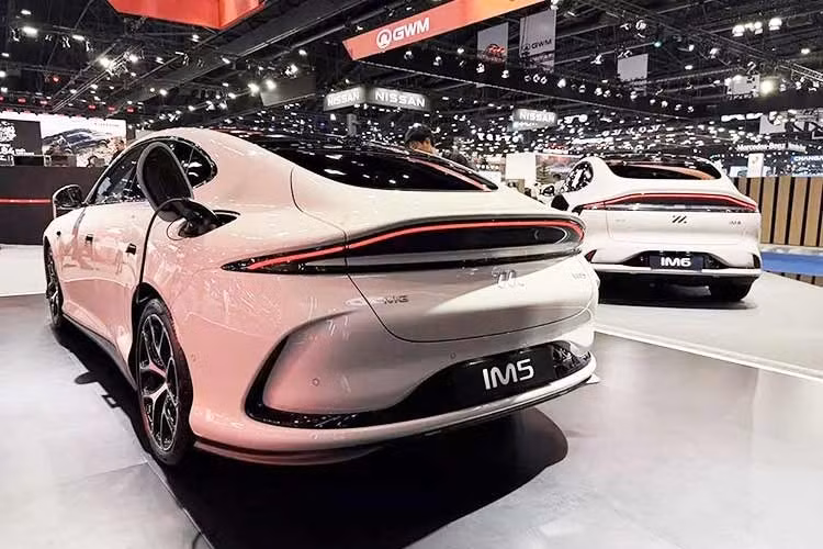 Những công nghệ đáng chú ý khác của xe gồm hệ thống One Touch iAD hỗ trợ đỗ và di chuyển chỉ bằng thao tác chạm; hỗ trợ đỗ sát lề với đánh lái 4 bánh, tự động điều chỉnh khoảng cách; đỗ xe tự động; tự động đưa xe ra khỏi chỗ đỗ hoặc không gian hẹp; tự động lùi xe tối đa 100 m khi gặp đường cụt; và chế độ Crab Mode cho phép 4 bánh quay cùng góc.