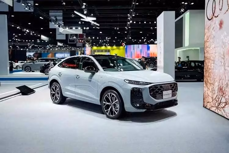 Thái Lan là quốc gia thứ hai tại khu vực Đông Nam Á đón nhận mẫu xe SUV hạng sang Audi Q3 thế hệ thứ 3. Xe được thay đổi hoàn toàn trên mọi phương diện theo ngôn ngữ thiết kế mới, mang phong cách thể thao mạnh mẽ và hầm hố hơn.