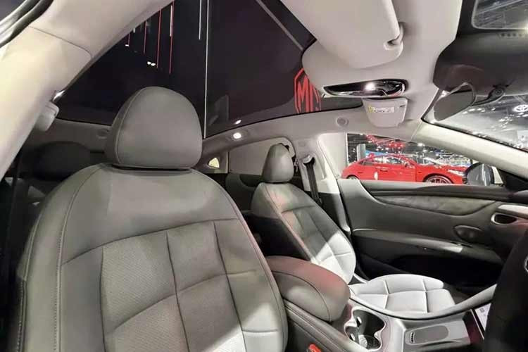 Hàng ghế trước của xe có thông gió, ghế sau gập 60:40, vô lăng bọc da chỉnh 4 hướng tích hợp phím chức năng, khay để cốc trên mặt táp-lô và bệ tì tay trung tâm tích hợp hộp làm mát.