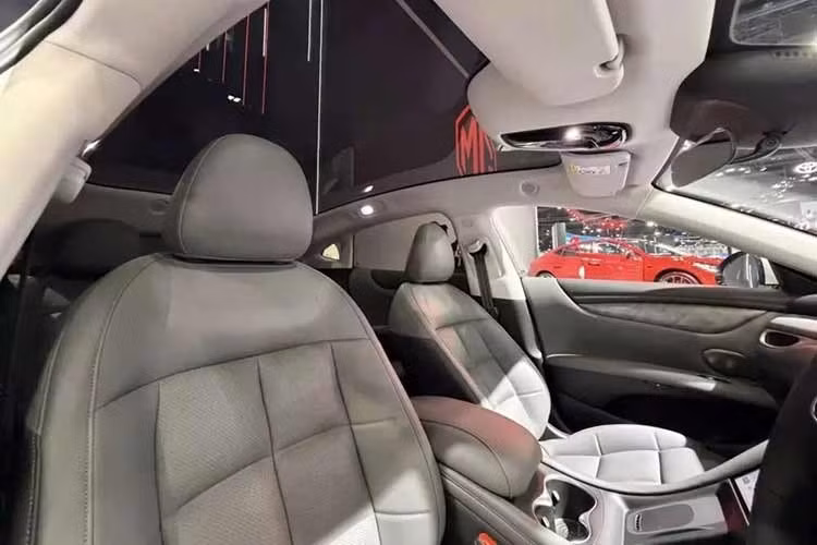 Hàng ghế trước của xe có thông gió, ghế sau gập 60:40, vô lăng bọc da chỉnh 4 hướng tích hợp phím chức năng, khay để cốc trên mặt táp-lô và bệ tì tay trung tâm tích hợp hộp làm mát.