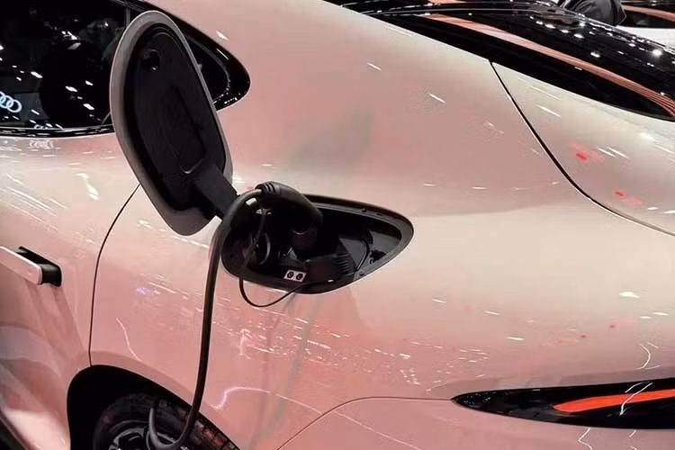 MG IM5 được trang bị mô-tơ điện với công suất tối đa 407 mã lực và mô-men xoắn cực đại 500 Nm. Xe có 5 chế độ lái gồm Eco, Comfort, Sport, Custom và Super Eco. Mô-tơ điện kết hợp với pin lithium-ion với dung lượng 100 kWh do CATL sản xuất, điện áp 875 V, cung cấp phạm vi hoạt động 860 km theo tiêu chuẩn NEDC.