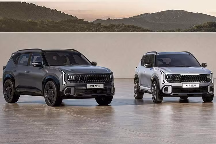 So với thế hệ trước, Kia Seltos 2027 mới được mở rộng kích thước với chiều dài 4.430 mm, tăng 45 mm, trong khi trục cơ sở đạt 2.690 mm, tăng thêm 60 mm. Việc gia tăng kích thước được kỳ vọng giúp cải thiện không gian nội thất và khả năng sử dụng.