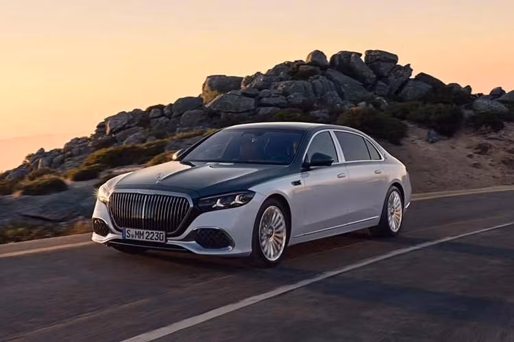 Về mặt vận hành, Mercedes-Maybach mang đến nhiều lựa chọn hệ truyền động. Phiên bản S580 được trang bị động cơ V8 trục khuỷu phẳng mới sản sinh công suất 530 mã lực, hỗ trợ thêm 23 mã lực từ hệ thống điện nhẹ. Đối với những khách hàng ưu tiên sức mạnh cơ bắp, phiên bản V12 vẫn được duy trì với công suất 603 mã lực, cho phép mẫu xe nặng gần 2,5 tấn này tăng tốc 0-100 km/h chỉ trong khoảng 4 giây.