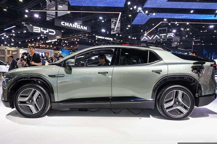 Về thiết kế, Deepal E07 sở hữu dáng coupe SUV với phần đuôi vuốt kiểu fastback, chiều dài hơn 5 mét cùng trục cơ sở lớn. Tuy nhiên, điểm đặc biệt nhất nằm ở cơ chế biến đổi từ xe SUV sang bán tải một cách "siêu nhanh".