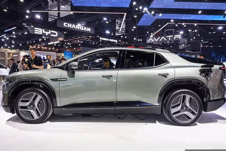 Về thiết kế, Deepal E07 sở hữu dáng coupe SUV với phần đuôi vuốt kiểu fastback, chiều dài hơn 5 mét cùng trục cơ sở lớn. Tuy nhiên, điểm đặc biệt nhất nằm ở cơ chế biến đổi từ xe SUV sang bán tải một cách "siêu nhanh".