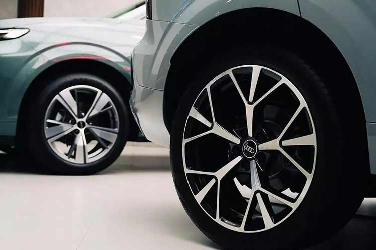 Dùng hệ dẫn động cầu trước FWD, Audi Q3 bản Tech Plus tiêu thụ lượng xăng trung bình 18,2 km/lít (khoảng 5,49 lít/100 km), giảm hơn 32,8% so với thế hệ cũ. Chế độ Coasting cho phép ngắt cung cấp xăng khi nhả chân ga, kết hợp với hệ thống Start-Stop giúp giảm tiêu thụ nhiên liệu trong trong đô thị và đường dài. Nhờ đó, xe có thể di chuyển tối đa khoảng 1.000 km sau khi đổ đầy xăng.
